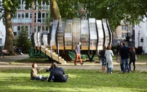 A Londra, spunta un ufficio sull’albero nel parco di Hoxton Square. Ecco il coworking pop-up progettato da artisti e designer per lavorare immersi nel verde
