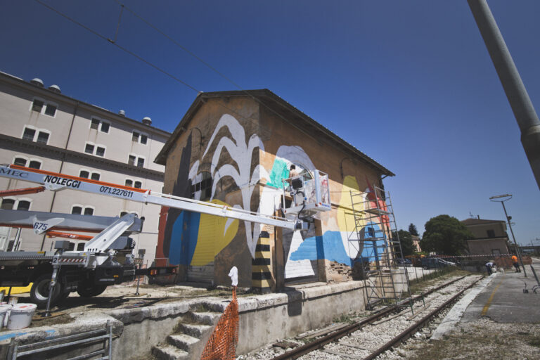 Turbosafary stazione di Castelplanio foto Francesco Marini Street Art e ferrovia, la novità del festival Pop Up. Da 2501 a Basik, immagini dei murales nelle stazioni marchigiane