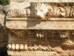 Un fregio del tempio di Giove a Baalbeck Quando l'Unesco fa il suo lavoro a dovere. L'organismo scende in campo in Libano per proteggere i siti archeologici di Tiro e Baalbeck
