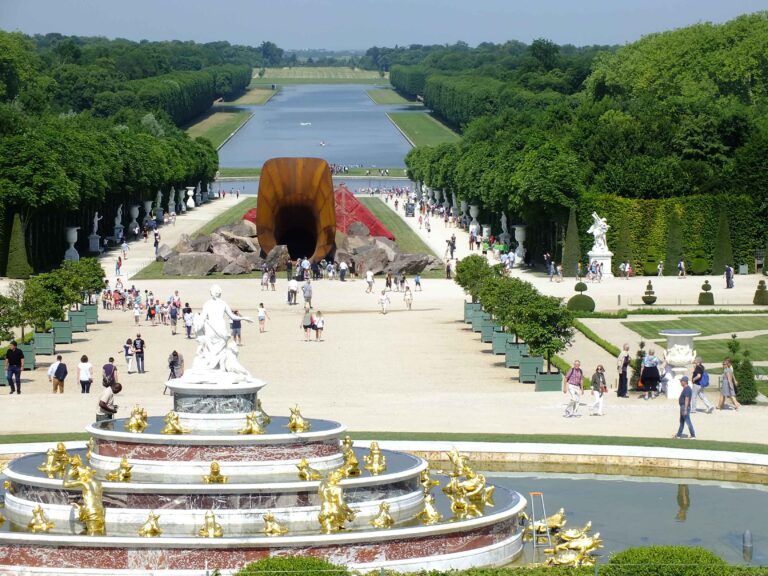 Veduta dei giardini di Versailles con Dirty Corner sullo sfondo Anish Kapoor a Versailles, ecco le immagini in anteprima. Sei grandi sculture in dialogo con i giardini del castello sempre più aperto al contemporaneo