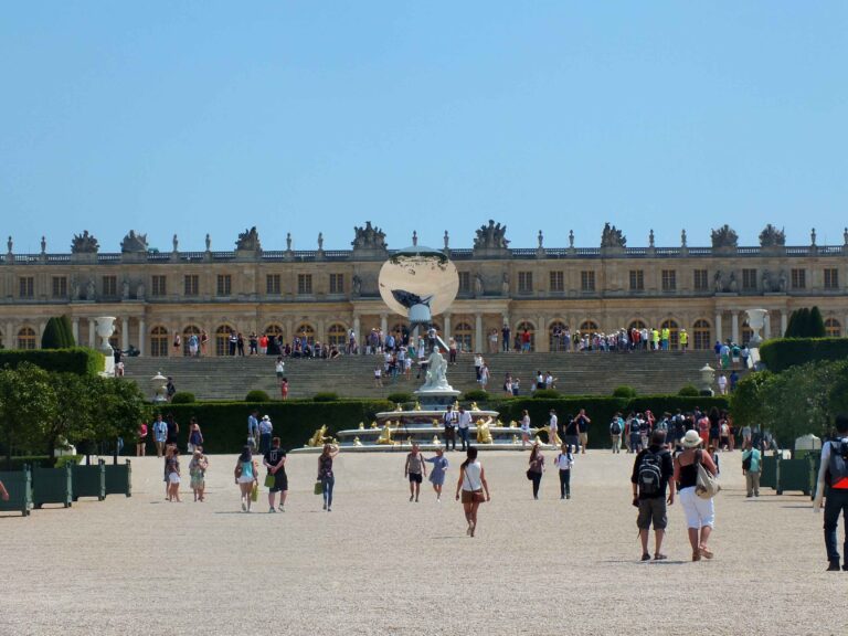 Veduta dei giardini di Versailles con Sky Mirror sullo sfondo © Silvia Neri Anish Kapoor a Versailles, ecco le immagini in anteprima. Sei grandi sculture in dialogo con i giardini del castello sempre più aperto al contemporaneo