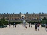 Veduta dei giardini di Versailles con Sky Mirror sullo sfondo © Silvia Neri Anish Kapoor a Versailles, ecco le immagini in anteprima. Sei grandi sculture in dialogo con i giardini del castello sempre più aperto al contemporaneo