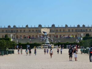 Anish Kapoor a Versailles, ecco le immagini in anteprima. Sei grandi sculture in dialogo con i giardini del castello sempre più aperto al contemporaneo