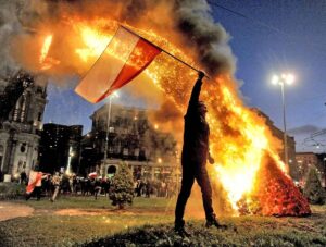 Arcobaleno bruciato. Polonia dilaniata dalla scultura simbolo di pace (e di amore libero): dopo cinque distruzioni, l’opera di Julita Wójcik lascerà la piazza di Varsavia