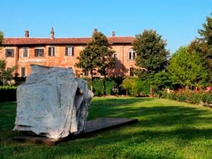 Alberto Ghinzani e la linea esistenziale della scultura. Una mostra tributo a Castello d’Agogna