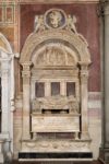 Bernardo Rossellino, Monumento funebre di Leonardo Bruni, scultura in marmo, 1445-1447 (Basilica, navata destra) (Archivio dell’Opera di Santa Croce, Foto Paolo Tosi e Giorgio Misirlis)