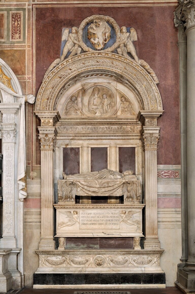 Bernardo Rossellino, Monumento funebre di Leonardo Bruni, scultura in marmo, 1445-1447 (Basilica, navata destra) (Archivio dell’Opera di Santa Croce, Foto Paolo Tosi e Giorgio Misirlis)