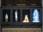 Bill Viola, 'Earth, Martyr, Air, Martyr, Fire Martyr, Water Martyr, 2014, video in alta risoluzione su schermi piatti verticali, 107 x 62 x 6.8 cm, veduta della mostra presso Auckland Castle, Bishop Auckland, Contea di Durham. Photo © Mark Pinder