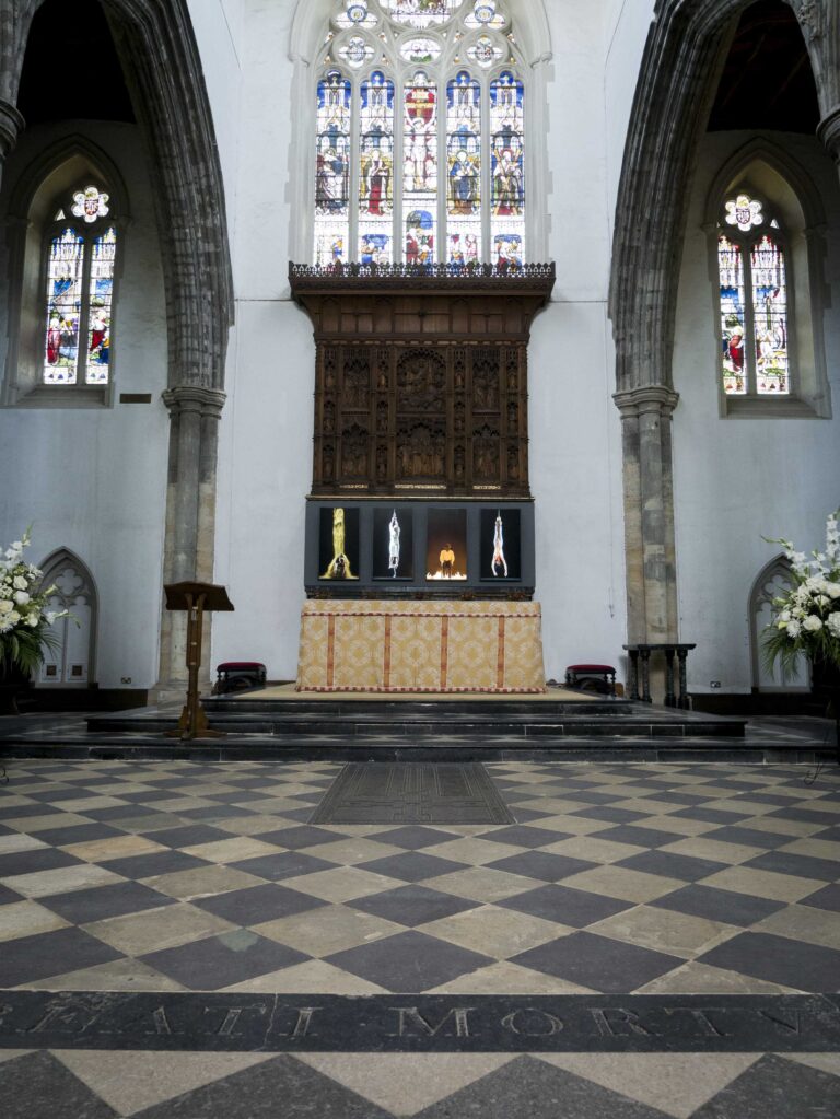 Bill Viola, 'Earth, Martyr, Air, Martyr, Fire Martyr, Water Martyr, 2014, video in alta risoluzione su schermi piatti verticali, 107 x 62 x 6.8 cm, veduta della mostra presso Auckland Castle, Bishop Auckland, Contea di Durham. Photo © Mark Pinder