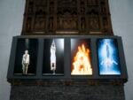 Bill Viola, 'Earth, Martyr, Air, Martyr, Fire Martyr, Water Martyr, 2014, video in alta risoluzione su schermi piatti verticali, 107 x 62 x 6.8 cm, veduta della mostra presso Auckland Castle, Bishop Auckland, Contea di Durham. Photo © Mark Pinder