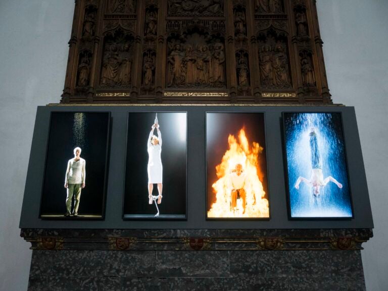 Bill Viola, 'Earth, Martyr, Air, Martyr, Fire Martyr, Water Martyr, 2014, video in alta risoluzione su schermi piatti verticali, 107 x 62 x 6.8 cm, veduta della mostra presso Auckland Castle, Bishop Auckland, Contea di Durham. Photo © Mark Pinder