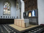 Bill Viola, 'Earth, Martyr, Air, Martyr, Fire Martyr, Water Martyr, 2014, video in alta risoluzione su schermi piatti verticali, 107 x 62 x 6.8 cm, veduta della mostra presso Auckland Castle, Bishop Auckland, Contea di Durham. Photo © Mark Pinder