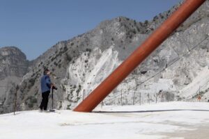 Un tubo arancione conficcato nelle Alpi Apuane. Ecco le spettacolari immagini dell’installazione di Alberto Timossi a Carrara: come mettere insieme Takeawaygallery, Achille Bonito Oliva e Claudio Abate…