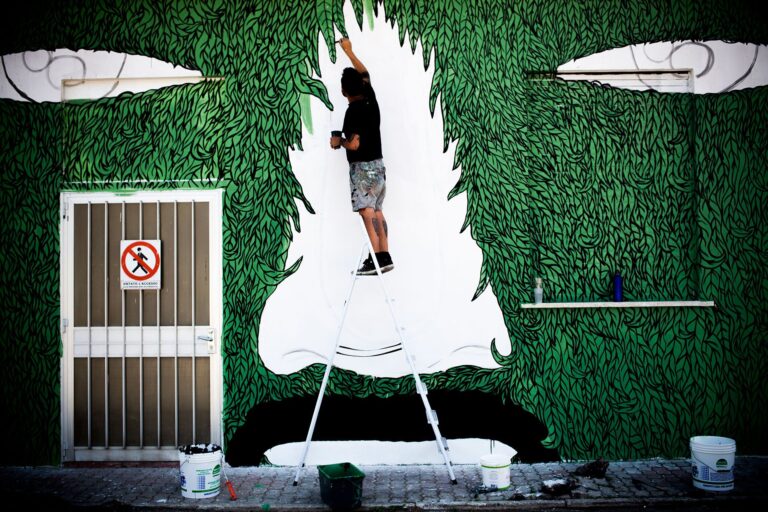 Clorofilla Belluno 2015 Andrea Casciu a lavoro foto Alice Bettolo Clorofilla, un festival per Belluno. Street art negli spazi in disuso, per il recupero dell’ex Caserma Piave. Le foto dei murales