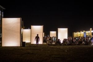 Racconto per immagini della nottata di Demanio Marittimo.Km-278. Sulla spiaggia di Marzocca di Senigallia arte, architettura, video, musica, street food