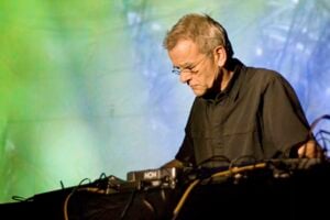 Morto il musicista Dieter Moebius, cofondatore dei Cluster. Pioniere del krautrock, il progressive alla tedesca, aveva collaborato con Brian Eno