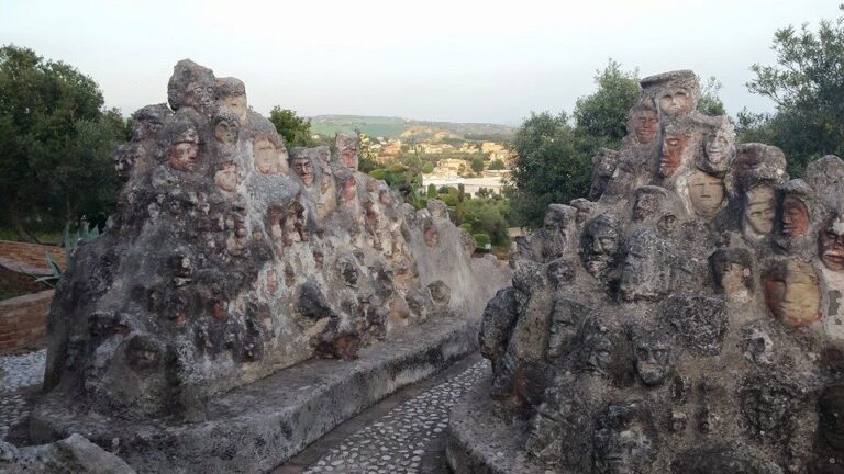 Filippo Bentivegna il Castello incantato 11 Outsider art da museo in Sicilia. A Sciacca apre quello dedicato a Filippo Bentivegna, l’artista del Castello incantato amato da Jean Dubuffet: ecco le immagini