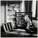 Francesca Woodman, A Woman. A Mirror. A Woman is a Mirror for a Man, Providence, Rhode Island, 1975–1978-1997–1999 - © Courtesy George and Betty Woodman, New York - Sammlung Verbund, Wien