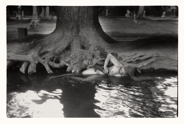 Francesca Woodman, Untitled, Boulder, Colorado, 1972–1975-1999 - © Courtesy George and Betty Woodman, New York - Sammlung Verbund, Wien