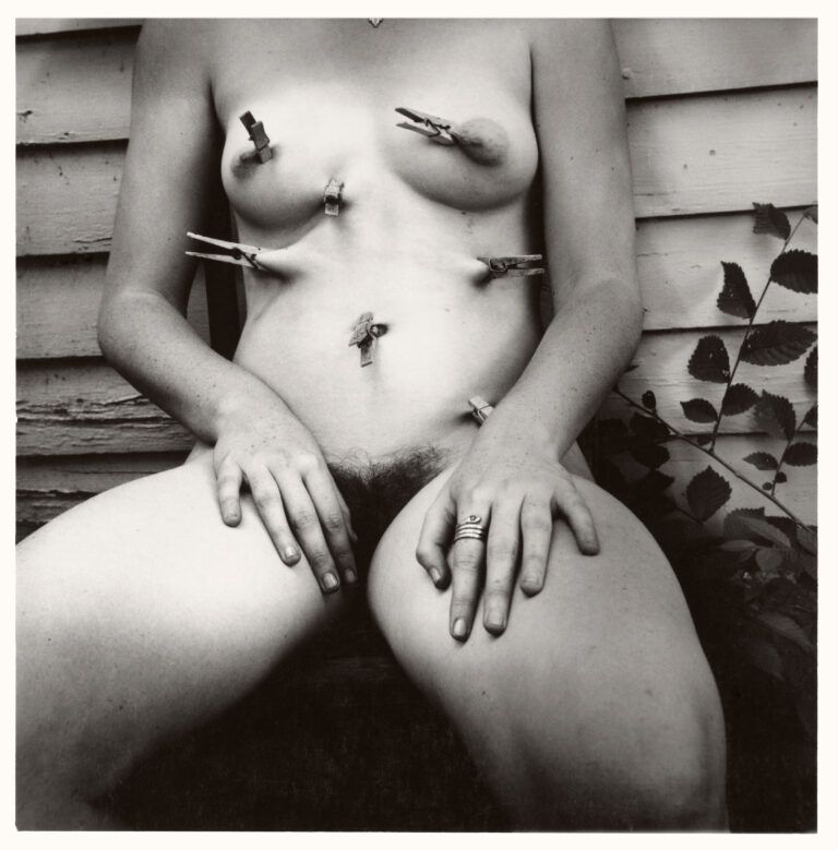 Francesca Woodman, Untitled, Boulder, Colorado, 1972–1975-2005 - © Courtesy George and Betty Woodman, New York - Sammlung Verbund, Wien