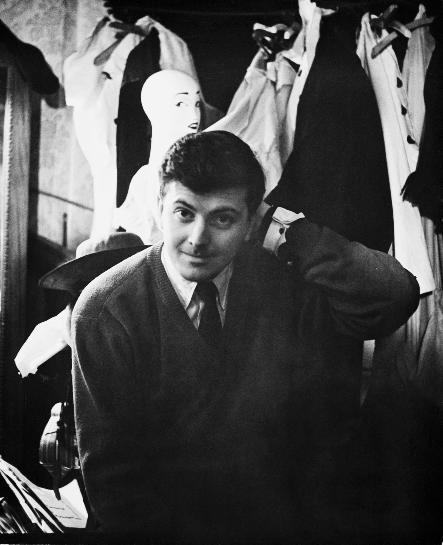 Hubert de Givenchy nel suo laboratorio a Parigi, nel 1955