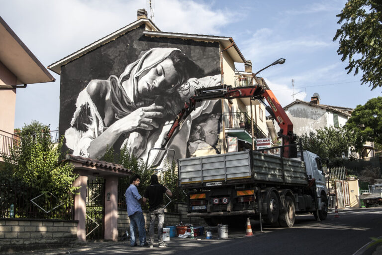 Gomez Pubblica 2015 La street art va in provincia. Le foto dei primi murales di Pubblica, nuovo festival promosso da Kill The Pig a Selci, vicino Rieti