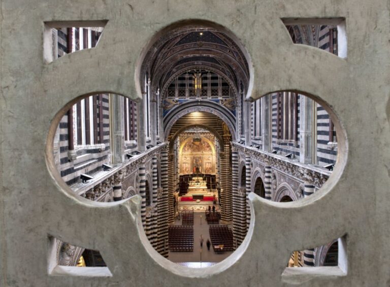 Il Duomo di Siena 2 La Divina Bellezza di Siena. Un’estate di video mapping sulla facciata del Duomo