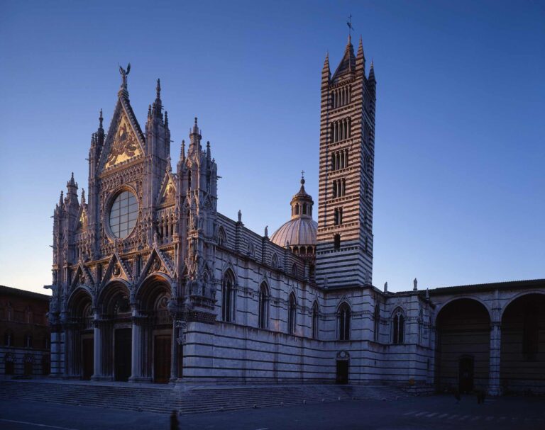 Il Duomo di Siena La Divina Bellezza di Siena. Un’estate di video mapping sulla facciata del Duomo