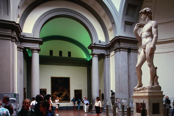 Maurizio Cattelan, Damien Hirst, Jeff Koons, i Michelangelo d’oggi. Galleria dell’Accademia di Firenze e Centro Pecci insieme per un grande progetto sull’arte contemporanea