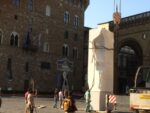 Linstallazione del Gigante in Piazza della Signoria Firenze Michelangiolesca: premiati Jan Fabre, Cristina Acidini, Domenico Bianchi, Marco Casamonti, Alba Donati. E in Piazza Signoria fa discutere il Gigante che ammicca al David...