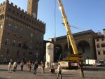 Linstallazione del Gigante in Piazza della Signoria 1 Firenze Michelangiolesca: premiati Jan Fabre, Cristina Acidini, Domenico Bianchi, Marco Casamonti, Alba Donati. E in Piazza Signoria fa discutere il Gigante che ammicca al David...