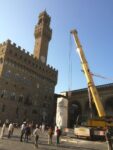 Linstallazione del Gigante in Piazza della Signoria 2 Firenze Michelangiolesca: premiati Jan Fabre, Cristina Acidini, Domenico Bianchi, Marco Casamonti, Alba Donati. E in Piazza Signoria fa discutere il Gigante che ammicca al David...