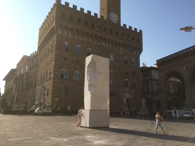 Linstallazione del Gigante in Piazza della Signoria 3 Firenze Michelangiolesca: premiati Jan Fabre, Cristina Acidini, Domenico Bianchi, Marco Casamonti, Alba Donati. E in Piazza Signoria fa discutere il Gigante che ammicca al David...