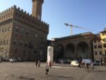 Linstallazione del Gigante in Piazza della Signoria 4 Firenze Michelangiolesca: premiati Jan Fabre, Cristina Acidini, Domenico Bianchi, Marco Casamonti, Alba Donati. E in Piazza Signoria fa discutere il Gigante che ammicca al David...