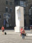 Linstallazione del Gigante in Piazza della Signoria 5 Firenze Michelangiolesca: premiati Jan Fabre, Cristina Acidini, Domenico Bianchi, Marco Casamonti, Alba Donati. E in Piazza Signoria fa discutere il Gigante che ammicca al David...