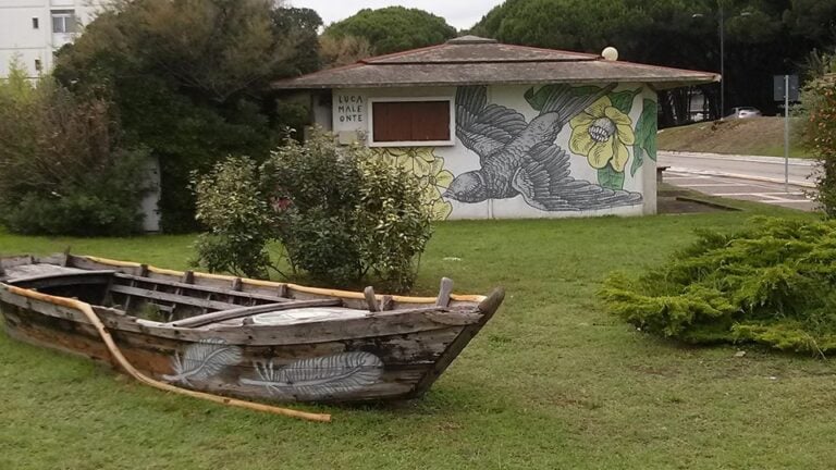 Lucamaleonte a Rosolina Mare Lucamaleonte per il festival itinerante DeltArte. La street art torna a dialogare con Rosolina: un nuovo intervento poetico, nell’area di Rovigo