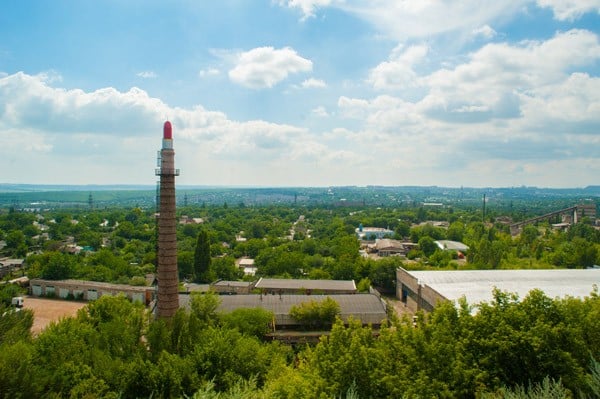 Non solo Pascale Marthine Tayou. A Donetsk i separatisti ucraini distruggono anche opere di Kader Attia, Daniel Buren, Leandro Erlich e Moataz Nasr. E c’è anche un video su Youtube…