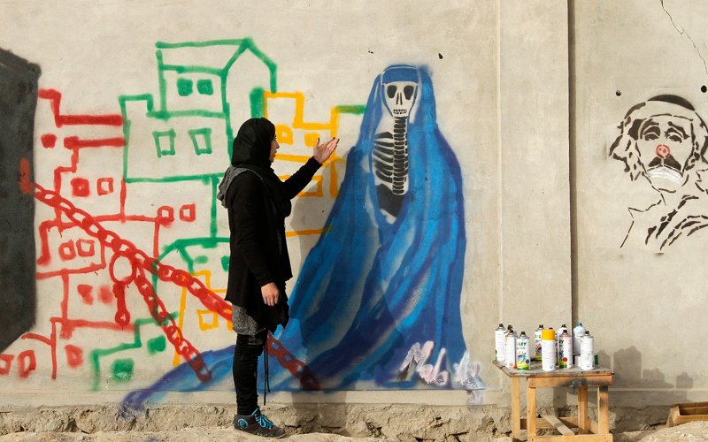 L’artista afghana che ha sfidato il regime talebano armata di bomboletta spray. Malina Suliman è a Londra con una mostra sul burqa