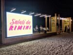 Maria Cristina Didero presenta Saluti da Rimini a Demanio Marittimo sulla spiaggia di Marzocca di Senigallia Rimini contro i cartelloni pubblicitari di Cattelan: “patacche volgari”. Dal PD a Fratelli d'Italia, ai grillini: è rivolta contro la campagna pubblicitaria costata 100mila euro