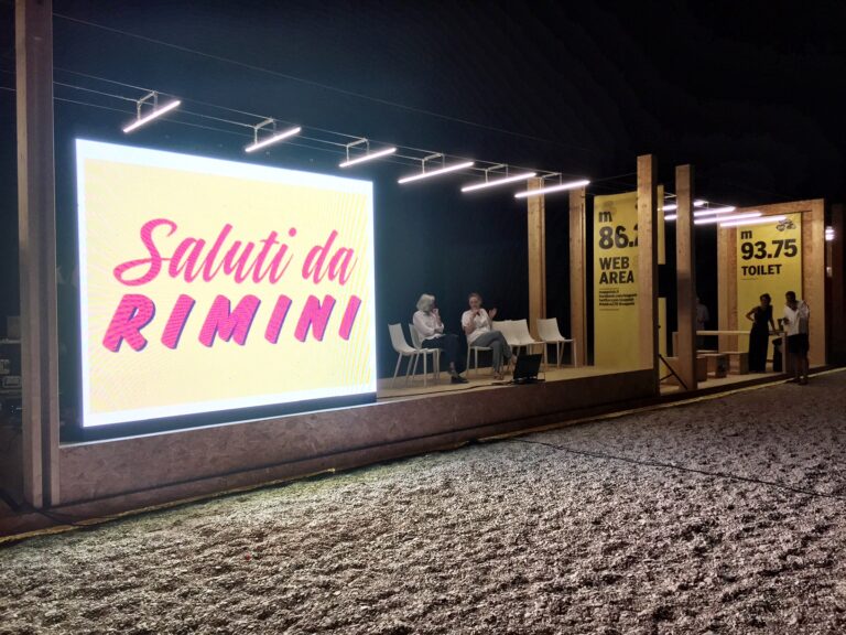 Maria Cristina Didero presenta Saluti da Rimini a Demanio Marittimo sulla spiaggia di Marzocca di Senigallia Rimini contro i cartelloni pubblicitari di Cattelan: “patacche volgari”. Dal PD a Fratelli d'Italia, ai grillini: è rivolta contro la campagna pubblicitaria costata 100mila euro