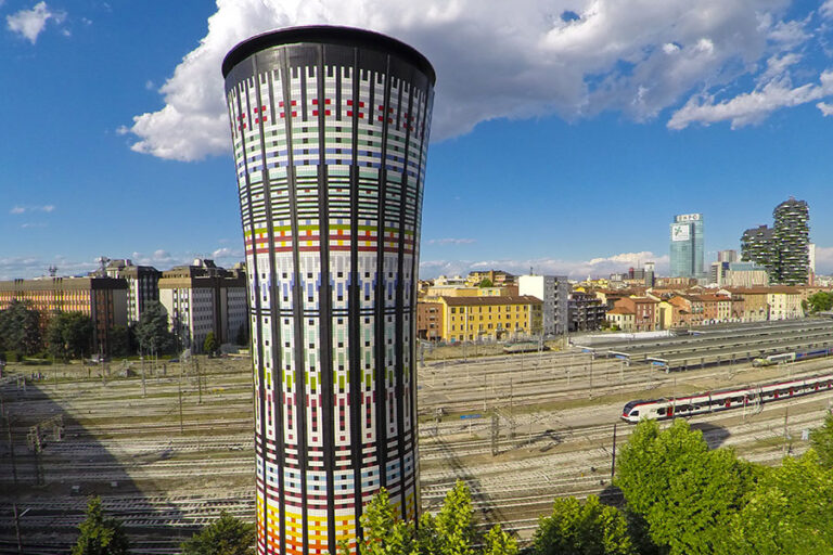 Milano la Torre Arcobaleno dopo i restauri 2015 2 Milano, la Torre Arcobaleno dopo i restauri. 35 metri di splendore policromo