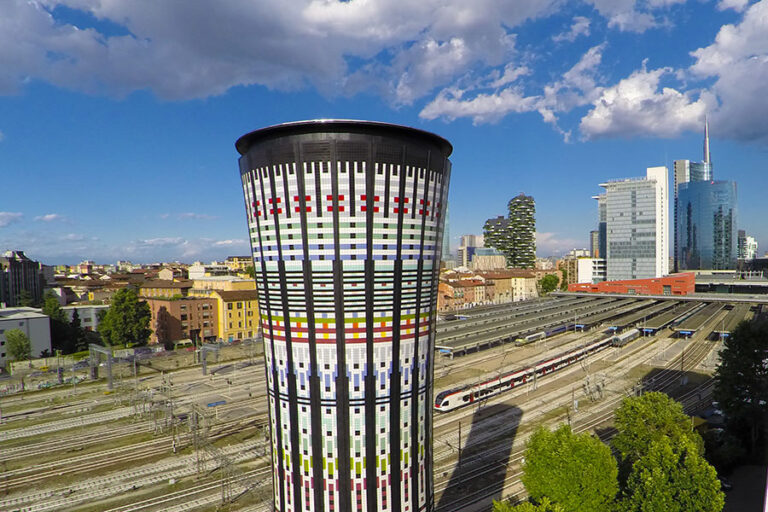 Milano la Torre Arcobaleno dopo i restauri 2015 Milano, la Torre Arcobaleno dopo i restauri. 35 metri di splendore policromo
