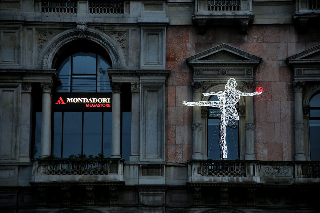 Arte nel Mondadori Store di Piazza Duomo, a Milano. Si parte con un’installazione luminosa di Marco Lodola sulla facciata: ma da settembre spazio ai giovani