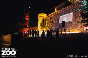 Immagini dall’opening del festival bresciano MusicalZOO: identità ibrida, musica ma con un debole per l’arte contemporanea. E con la mostra (virtuale) più grande del mondo