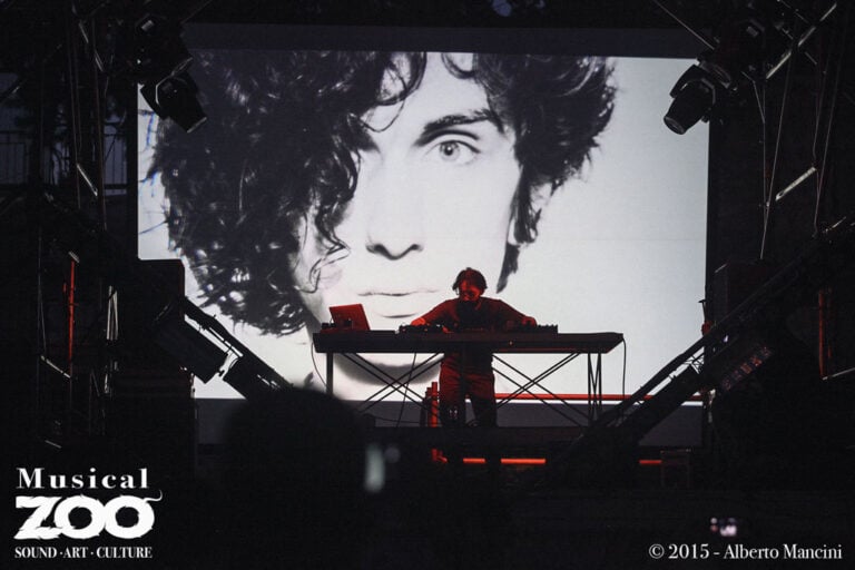 MusicalZOO 8 Immagini dall’opening del festival bresciano MusicalZOO: identità ibrida, musica ma con un debole per l’arte contemporanea. E con la mostra (virtuale) più grande del mondo