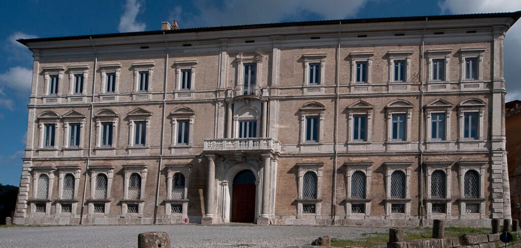 Palazzo Sforza Cesarini diventa un nuovo spazio per il contemporaneo. Al via a Genzano un ciclo di mostre nell’antica residenza nobiliare