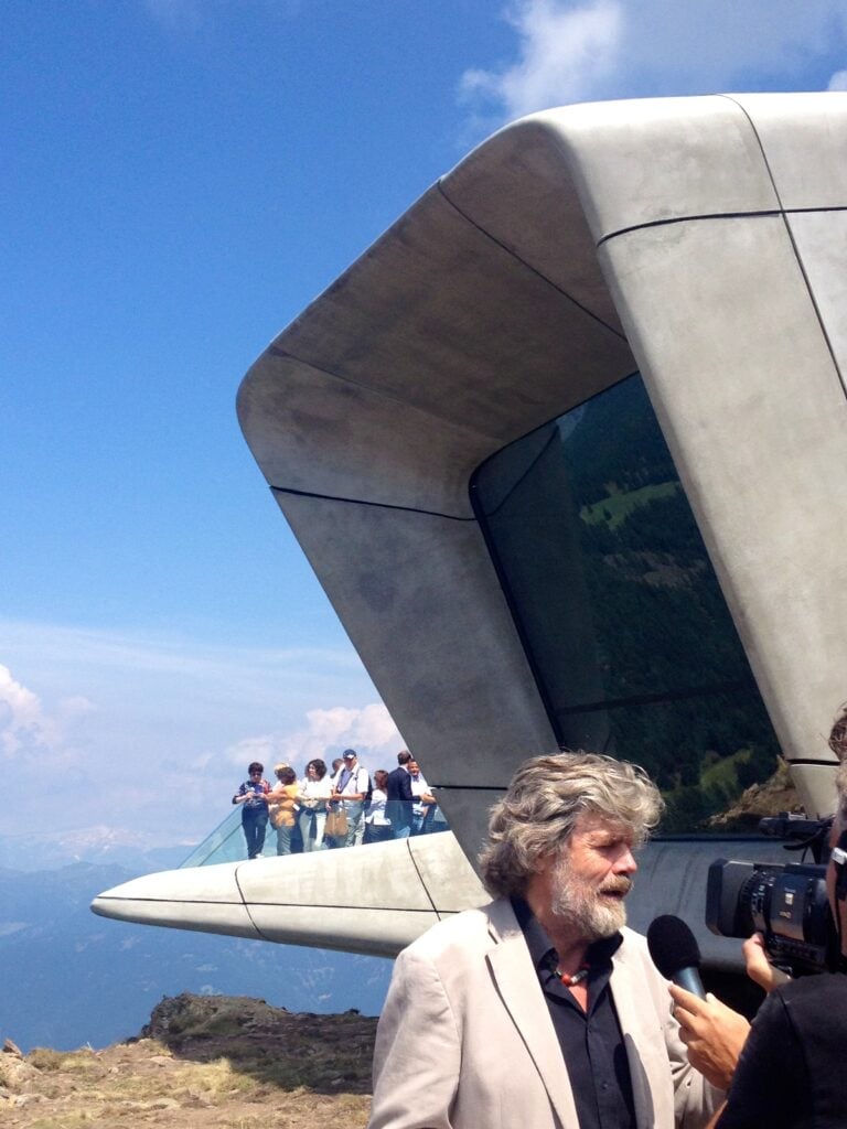 Apre sulle Dolomiti il nuovo Messner Museum firmato da Zaha Hadid. Immagini e video dall’opening di Plan De Corones