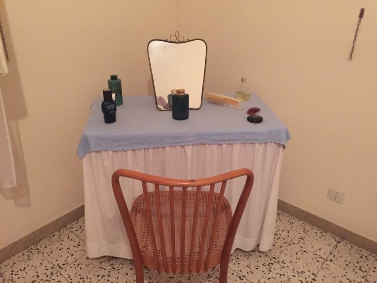 Toilette di casa Giorgio Morandi con Borotalco in ceramica di Luigi Ontani