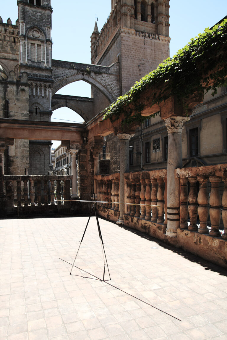 Viaggio in Sicilia VI Ignazio Mortellaro veduta dellallestimento ph Fausto Brigantino Viaggio in Sicilia, quando il paesaggio si mette in ascolto. Cinque artisti per Planeta, a Palermo