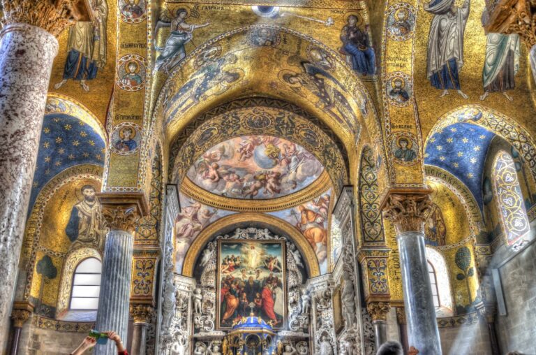 a Palermo interno della Chiesa di San Nicolò dei Greci detta della Martorana L’ottava meraviglia di Sicilia. Un nuovo sito UNESCO sull’isola: il circuito arabo-normanno di Palermo è patrimonio dell’umanità. Stop a incuria e degrado?